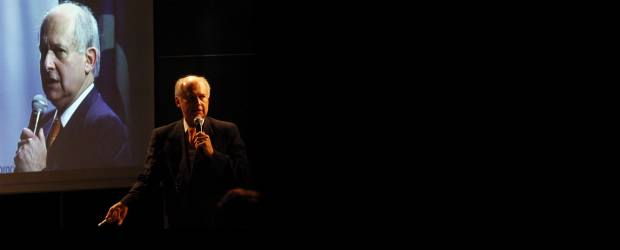 En el país hay talento de sobra: Patarroyo | Jaime Pérez | Durante más de una hora, con un auditorio cautivo, Manuel Elkin Patarroyo presentó, en el parque Explora, los resultados sobre la vacuna contra la malaria. Patarroyo animó a los presentes a comprometerse con la ciencia y con la investigación, recordándoles que tienen todo a la mano para lograr sacar adelante sus proyectos.