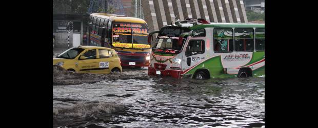 Hasta peces salieron de los alcantarillados | Donaldo Zuluaga | La lluvia intensa que cayó después de las 4:00 de la tarde de ayer, anegó las principales vías del centro y, de nuevo, volvió crítico el paso por San Juan, tanto en el deprimido, como por la glorieta que da paso a la avenida Guayabal y al centro administrativo de La Alpujarra, donde se captó esta imagen.