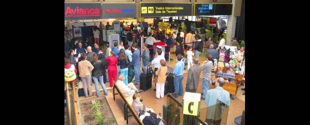 Que volar no sea un rompecabezas | Archivo | Con la llegada de la temporada alta de vacaciones es preciso tener en cuenta una serie de consejos para que el viaje soñado no se convierta en una pesadilla. La asesoría es valiosa, así como el llegar con anticipación para evitar congestiones y malos ratos. Asegúrese también de conocer sus derechos.