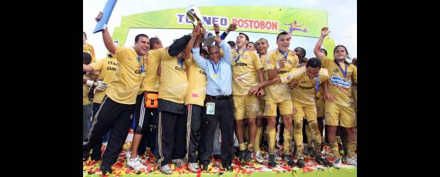 Un gitano, ahora campeón | Manuel Saldarriaga | Este es el plantel actual del Itagüí Ditaires, un equipo que derivó de cuatro clubes con diferente nombre y hasta distintas sedes. El municipio se quedó sin fútbol entre 2002 y 2004, luego entre 2005 y 2008.