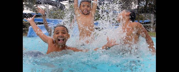 ¿Ya armó su plan? Medellín le tiene varios | Manuel Saldarriaga | Las piscinas del Aeroparque Juan Pablo II lo esperan con su familia. Este es un espacio para que sus hijos y usted pasen un rato agradable y aprovechen las mañanas de sol que se están presentando hace algunos días en la ciudad.