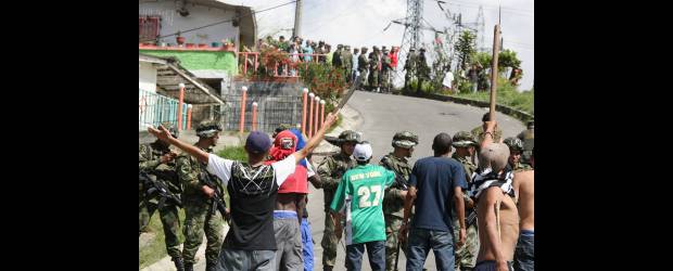 Sube tensión de combos en La Divisa y La Quiebra | Juan Antonio Sánchez | Los de La Quiebra subieron hasta los límites de La Divisa y desafiaron a los jóvenes de ese sector. Hubo insultos y desafíos verbales. La oportuna intervneción de Policía y Ejército evitó una asonada y el enfrentamiento entre ellos.