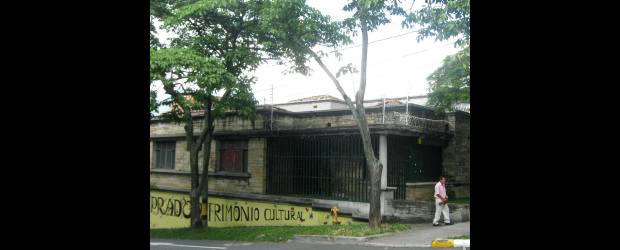 Casas abandonadas generan zozobra en Prado Centro | Juan Fernando Cano Muñoz | Esta casa ha sido a una de las que los pillos han dejado sin rejas ni puertas, hasta las alarmas se las llevaron. La comunidad reclama presencia policial.