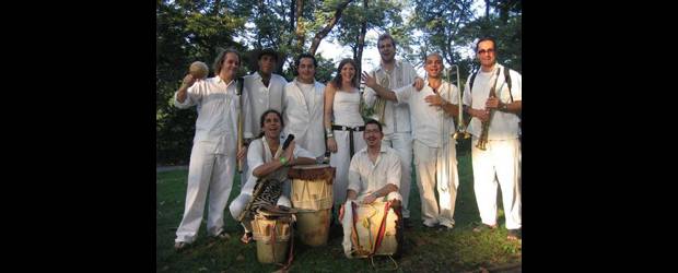 La cumbia vibra en las calles de Eneyé | Cortesía | Los discos compactos de la Cumbiamba eNeYé se consiguen en las siguientes tiendas en Bogotá: Tango Discos, La Musicteca (sic) y Tornamesa. En Medellín se consiguen en Tango Récords. También por internet en Amazon. Son prensados por MTM.