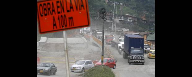 Presencia del Grupo Nule paró doble calzada a Caldas | Juan Fernando Cano Muñoz | El alcalde de Caldas, Luis Guillermo Escobar Vásquez, reveló que pobladores que trabajaron para Ponce de León y Asociados S.A. Ingenieros Consultores, cuando esta empresa hizo la interventoría, se quejaban porque, decían, la firma les debía tres meses de salario. Asevera que la vía es fundamental para su municipio.