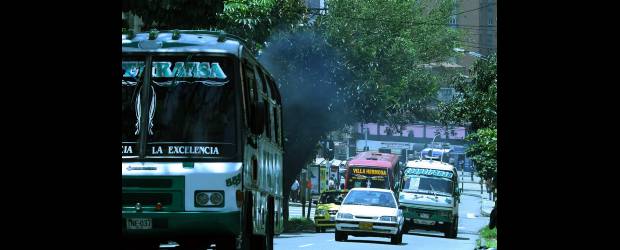 Nube de humo asfixia a barrio Prado Centro | Juan Antonio Sánchez | Según manifiesta la comunidad, más de 25 rutas de buses circulan diariamente por la carrera Sucre. Además de los altos índices de contaminación los residentes se quejan por el ruido que, de acuerdo con un estudio adelantado por el Área Metropolitana, es de 76,5 decibeles cuando el nivel permitido es 65.