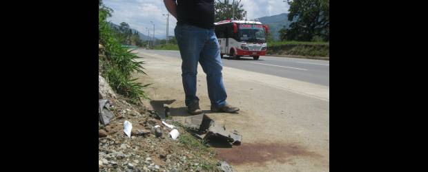 La fatalidad se llevó dos jóvenes vidas | Gustavo Ospina Zapata | En este sitio exactamente ocurrió el infortunado accidente en el que perdieron la vida un niño de cinco años y una joven mujer de 24. Pedazos del automotor y una mancha de sangre están allí como testimonio de la tragedia.