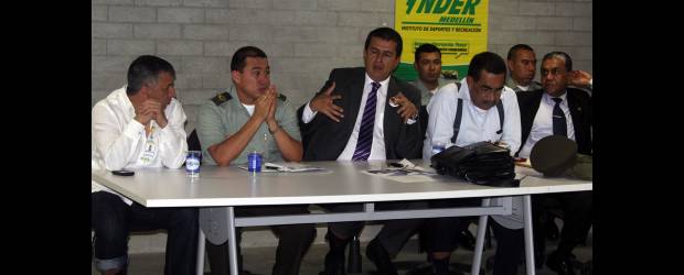 Autoridad no cede frente a la violencia en el fútbol | Julio César Herrera | Francisco Gutiérrez, gerente del Inder; coronel Juan Pablo Guerrero, subcomandante de la Policía Metropolitana; Juan Felipe Palau, Secretario de Gobierno; y Jorge Ceballos, subsecretario de Orden Civil.