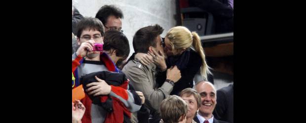 Shakira, rabiosa y enamorada de Piqué | Reuters | Shakira y Piqué celebran un gol de Messi en el partido del sábado.