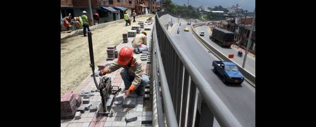 En un mes, listo retorno Solla-Tricentenario | Róbinson Sáenz | La doble calzada Solla-Tricentenario, con inversión del Área Metropolitana y del Municipio de Medellín, avanza en las actividades finales de urbanismo y en la puesta a punto del retorno sur-sur, para entregar la obra el 18 de junio.