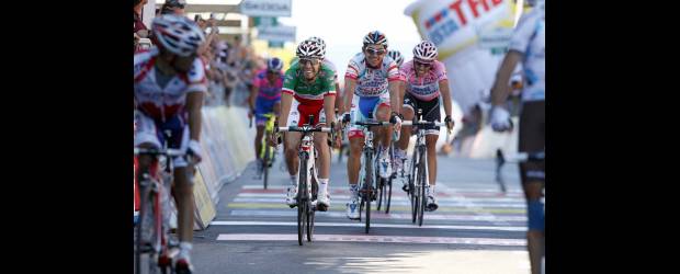 Montaña de miedo en el Giro | Cortesía Agenzialps.com-Castelfidardo, Italia | El primero de los colombianos que estuvo en escena fue Carlos Alberto Betancur, quien aguantó hasta faltando dos kilómetros y medio. Después vino la avalancha de los grandes, con Serpa (al centro).