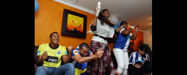 En las cartas estaba el poder | Julio César Herrera | Los Guarín en pleno celebran el gol del Porto. Abajo, Andreína con sus hijos Daniel Alejandro y Dana, los amores de Fredy, uno de los motores del Porto.