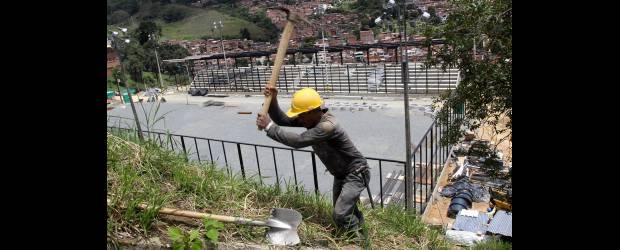 Oriente tendrá unas canchas renovadas | Hernán Vanegas | En un mes, los constructores esperan tener lista la cancha sintética de Las Estancias para concentrarse en obras complementarias. Es el escenario que muestra mayor adelanto entre los tres que serán intervenidos al oriente de la ciudad, en el eje de la quebrada Santa Elena, entre las comunas 8 y 9.