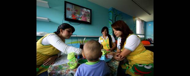 En el T. de A. creen en Pablito | Henry Agudelo | Juliana Arenas, Leidy Solayi Flórez y Luci Yoana Mira terminarán sus prácticas y se graduarán de Licenciatura en Educación Especial en los próximos meses. En la imagen, atienden a uno de los niños en el Aula Pablito.