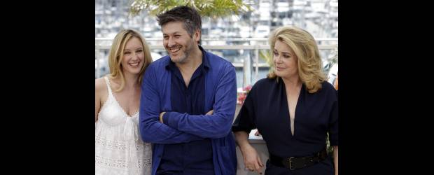 Cannes cerró con sabor a cine familiar | AP. Cannes, Francia | El director Christophe Honore y las actrices Ludivine Sagnier y Catherine Deneuve posan en Cannes. Su película cerró la competición este año.