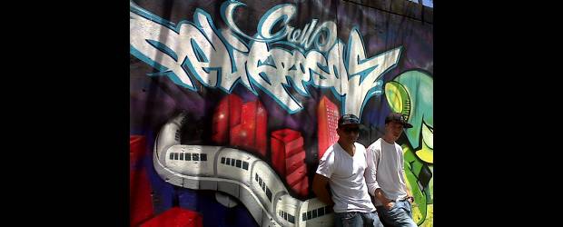 En Medellín, muros que devoran historias | Perlatoro Castaño | Este mural que se encuentra ubicado en la llamada "Calle de la paz" en Aranjuez, fue intervenido por los integrantes del grupo de Hip Hop Crew Peligrosos. Pintaron durante tres días y se gastaron unos 600.000 pesos en aerosoles.