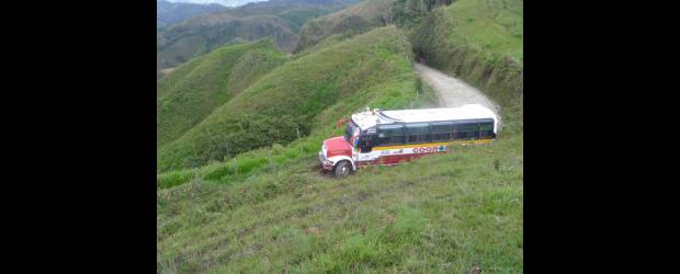 Desminado de vía a Anorí lleva ocho días | Cortesía | El bus completó ayer ocho días abandonado sobre la vía, mientras técnicos antiexplosivos buscan cargas explosivas en los alrededores de la zona.