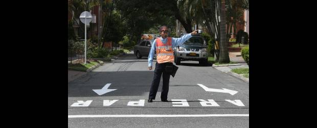 Confusión por cambios viales en Laureles | Juan Antonio Sánchez | Durante una semana estará un agente de Tránsito socializando los cambios viales que se implementaron desde ayer en Laureles, sector Santa Teresita.