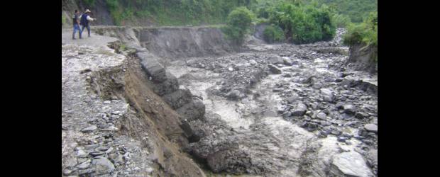 Aislados dos corregimientos de Ituango | Cortesía | El caudal incrementado de la quebrada La Granja provocó la pérdida de la banca en varios puntos de la vía hacia el corregimiento Santa Rita.