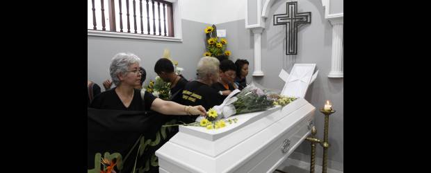 Policía protegerá la familia de Fabricia | Edwin Bustamante | Defensores de derechos humanos, líderes sociales, familiares y amigos estuvieron presentes en el velorio de Ana Fabricia Córdoba. Allí algunas mujeres de la Ruta Pacífica hicieron un plantón como una forma de rechazo del asesinato.