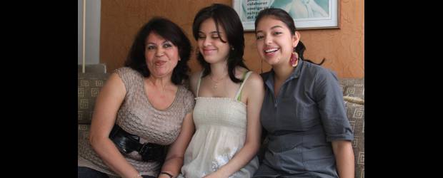 La esperanza ilimitada de ser estudiante | Hernán Vanegas | Daniela es la mayor de cuatro hermanos. La que le sigue, Laura (en la foto), estudiará Odontología en la U. de A. En la imagen también está su mamá.