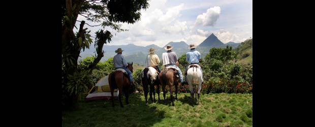 Suroeste antioqueño: maravilloso | Archivo | Las cabalgatas son típicas en esta región. En la gráfica un grupo de caballistas se deleita con la vista de Cerro de Tusa (al fondo), último vestigio de un antiguo volcán, sagrado para los indígenas de la región: los sinifanaes.