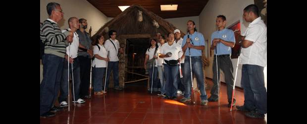 Cuando el museo no se ve, pero se percibe | Jaime Pérez | Todos son estudiantes del curso de Guianza Turística del Sena, y todos, o tienen visión demasiado reducida o son totalmente ciegos. Hugo de Jesús y Carlos Arturo (parte derecha de la foto), fueron los encargados de hacer el recorrido con los visitantes, ellos son practicantes del programa que ofrece la institución de formación.