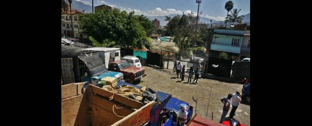El negocio de Ricardo se va con el puente de la 34 | Esteban Vanegas | El lote ocupado por Ricardo Narváez (foto) es uno de los predios que deben ser desalojados en El Salvador para llevar a cabo la ampliación de la avenida 34. El hombre se comprometió a irse voluntariamente del sitio en una semana.