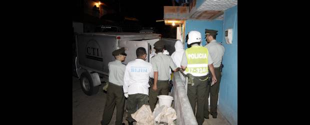 Hallados los cadáveres de una madre y su hijo | Edwin Bustamante | Durante gran parte de la tarde se practicó, por parte de las autoridades, la exhumación de los cuerpos y se recogieron evidencias para la investigación.