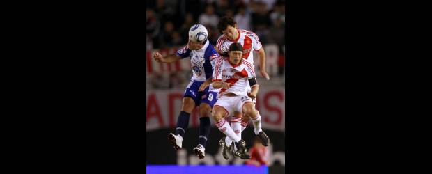 El millonario convertido en mendigo | Archivo | Matías Almeyda, abajo, es el símbolo, capitán y figura de River Plate. Con 37 años es la muestra del bajo nivel futbolístico del equipo, acompañado por una quiebra institucional. Están a noventa minutos de perder la categoría.