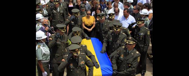 Honores en el adiós al mayor Félix Jaimes | Henry Agudelo | Decenas de policías acompañaron al mayor Félix Antonio Jaimes, en medio de honores, hasta la capilla de cremación del cementerio Campos de Paz.