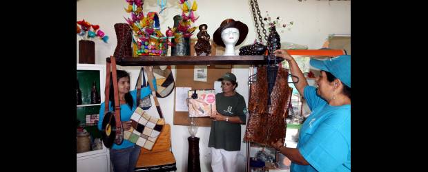 Blanca y Clara sacan plata de la basura | Manuel Saldarriaga | Clara Matilde Colorado y Blanca Cielo Calderón exhiben algunos diseños de bolsos y un conjunto de chaleco y falda, en compañía de Mery Quirama, otra integrante de la fundación. En esta entidad todo material reciclable es bienvenido, así como aquellos que quieran comprar sus novedosas producciones.