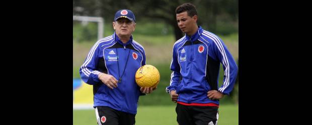 Revuelo por exclusión de Cardona | Colprensa | Eduardo Lara y Edwin Cardona han pasado mucho tiempo juntos en los seleccionados juveniles de Colombia. Al estratega le tocó anunciarle ayer al mediocampista que no estaba en sus planes para el Mundial.