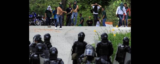Estudiantes del Sena bloquearon troncal | Henry Agudelo | Además del bloqueo, que duró casi tres horas, hubo enfrentamientos entre estudiantes del Sena y efectivos del Smat dentro del claustro, que dejó 32 personas con lesiones leves, entre ellas un instructor.