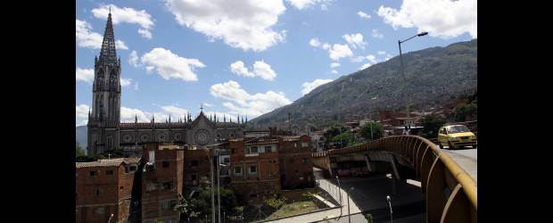 A Manrique lo custodia una gótica | Julio Herrera | La parroquia de estilo gótico es un punto de referencia para la comunidad de Manrique y de la ciudad. Yadith Gutiérrez, que usualmente camina desde San José de la Cima hasta el centro, dice que este templo le indica que ya pronto llegará y agradece las nuevas obras que trajeron mejores pasos peatonales.