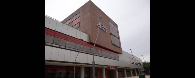 Pacientes ganan salud con Clínica Comfenalco | Juan Fernando Rojas | La nueva clínica Comfenalco, ubicada en Belén Fátima, ofrece consulta en 27 especialidades médicas, 13 tipos de cirugía en seis quirófanos, tres salas de parto, siete tipos de ayudas diagnósticas, servicios de apoyo terapéutico y un servicio de urgencias con 45 camillas (detalle) dividido en cuatro áreas.