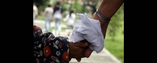 Menores, blanco de las balas que rondan la 13 | Julio César Herrera | Aunque los ojos del Estado y de los organismos no gubernamentales están puestos en la comuna 13, traducidos en proyectos y ayudas, parece no ser suficiente para garantizar los derechos de los menores de edad que habitan esa comuna y otras con similar situación de orden público como la comuna 1, la 6 y la 8. Los niños y adolescentes siguen muriendo en las calles.