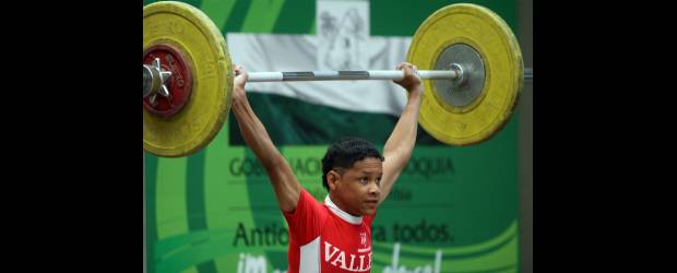 Quinceañeros, como en los viejos tiempos | Manuel Saldarriaga | Maicol Díaz, uno de los mejores pesistas del Nacional sub15 que se cumplió el pasado fin de semana en Medellín con 102 deportistas de 11 ligas. Anoche se definía el grupo que irá por Colombia al Panamericano en Ecuador. Díaz dominó a placer la división menor de los varones (44 kilogramos) con tres oros (60-78-138).