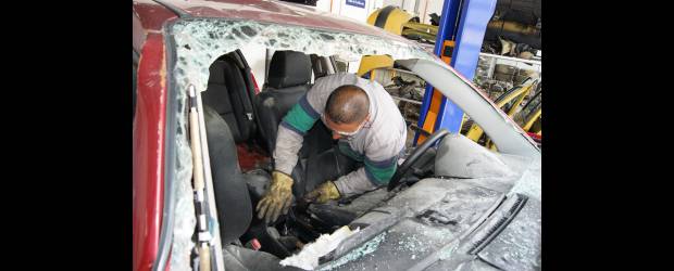 Favorable para el ambiente | No todas las partes del carro se deben destruir. Es posible recuperar algunos componentes para un mercado de repuestos y piezas usadas formal.