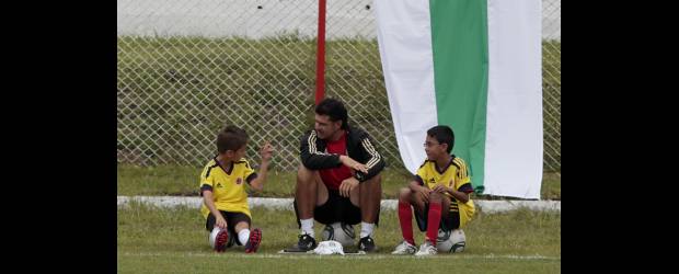 En Pereira, el baile semifinal será con samba y rancheras | John Vizcaíno, Reuters, Pereira | Juan Carlos Chávez, técnico de México, en pleno entrenamiento hablando con niños uniformados con Colombia. México va por un segundo palo.