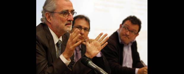 Empresas son un apoyo para víctimas | Christian Castillo, Colprensa-bogotá | De acuerdo con el estudio sobre desplazamiento forzado, los vínculos entre el sector empresarial y la prevención de esta problemática debe de ser permanente, sobre todo en las zonas donde las empresas hacen presencia y hay víctimas. En la foto (primer plano), Juan Sebastián Betancur, presidente de Proantioquia.