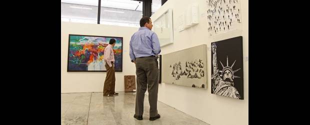 Obras de 69 artistas anticipan subasta de antología | Fotos: Juan Fernando Cano | Desde las 9:00 a.m. hasta la 1:00 p.m. se puede ver la exhibición de las obras elegidas para la subasta de arte de Cariño en la Sala de Artes de Suramericana (carrera 64 B No. 49 A-30). Una oportunidad para conocer un panorama del arte actual colombiano. El ingreso a la exposición y a la subasta tiene un costo de 25 mil pesos. Empezará a las 8:15 p.m.