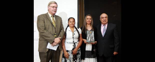 Emprender Paz ya premió el compromiso | Colprensa | Stefan Jost, de KAS; Diana Rivera, beneficiada; Liliana Gallego, de Red Unidos; y Luis Alberto Cuéllar, de la Corporación de Cafeteros, galardonados.
