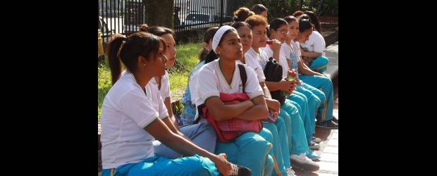 En crisis, madres comunitarias de la comuna 13 | Róbinson Sáenz | Las caras largas de las madres comunitarias del Jardín Social de la comuna 13 tienen una razón: les adeudan cerca de 18 millones de pesos.