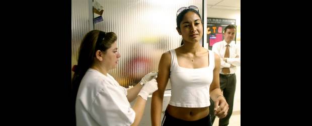 Vacunación: una tarea de madurez | Archivo | El brote de sarampión presentado en Barranquilla recientemente dejó en evidencia los bajos índices de vacunación en algunas zonas del país. Mantenga a la mano su carné y, si lo perdió, solicite su historial en el último centro médico donde fue inoculado. Medellín cuenta con cerca de 160 centros de vacunación.