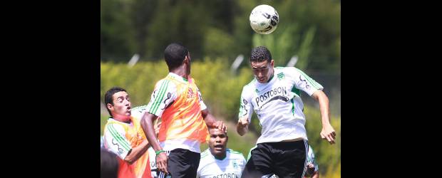 John Valencia, un exrojo que es el coco del Medellín | Róbinson Sáenz | John Valencia, arriba con el balón, invita a los hinchas a que "vayan en paz al Atanasio, hagan del clásico una fiesta y regresen en paz a sus casas".