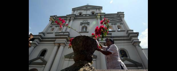 Robos y extorsiones son las angustias de Robledo | Jaime Pérez | El templo de Nuestra Señora de los Dolores de Robledo, en el parque principal, construido entre 1883 y 1934 sigue siendo el principal referente urbano del sector al occidente de Medellín.
