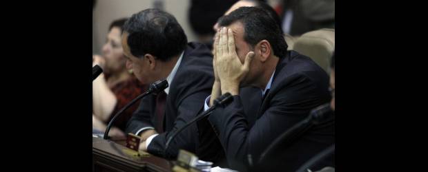 Prohibición al aborto sería llevada a referendo popular | Colprensa | El Senado le cerró el paso a la reforma que buscaba prohibir el aborto en todos los casos. El Senador Juan Manuel Corzo se lamenta tras la votación.