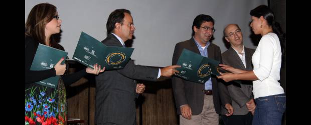 Apoyo para conectarse con el mundo | Jaime Pérez | La ceremonia de certificación de los beneficiarios de esta edición de la convocatoria de Enlaza Mundos se celebró el viernes a las 10:00 de la mañana en el auditorio Himerio Pérez de Empresas Públicas de Medellín.