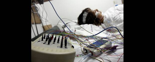 Durmiendo con Alice | Edwin Bustamante | Los equipos de polisomnografía se utilizan en estudios de sueño y otras investigaciones neurológicas. El Instituto Neurológico de Antioquia, la Clínica Las Américas, el Hospital Pablo Tobón Uribe y la Clínica Medellín son algunas de las instituciones que ofrecen estos exámenes. Si usted ronca, siente cansancio crónico o le han dicho que deja de respirar mientras duerme, no dude en realizárselo.
